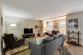 Bright 3 Bed W/ Laundry & Parking 8min Downtown - Image 2