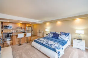 Spacious Penthouse Studio w/ Pool - KS 942 - Image 2