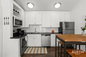 5 Minutes to Zilker & Barton Springs with Parking! - Image 2