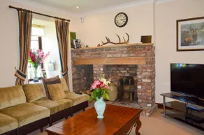 Culzean House, country style, hot tub - Image 4