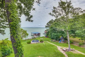 Lakehouse: Hot Tub, Waterslide, Game Room & Kayaks - Image 2