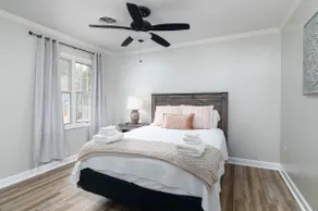 Oxford Square! Amazing Location! - Image 5