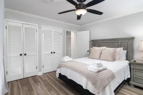 Oxford Square! Amazing Location! - Image 3