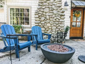 Charming Fox Cottage w/ Wood Burning Fireplace - Image 3