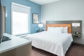 Modern Suite By The Airport! Free Breakfast & Pool - Image 4