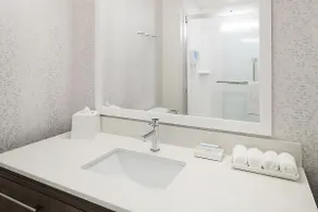 Modern Suite By The Airport! Free Breakfast & Pool - Image 5