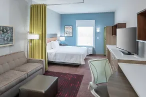 Modern Suite By The Airport! Free Breakfast & Pool - Image 2