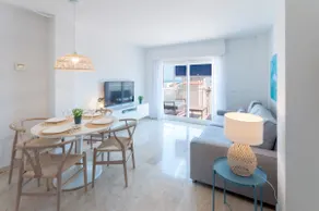Appartement confortable de style méditerranéen, à quelques mètres de la plage. Terrasse avec vue sur la mer. - .Location réservée familles - Image 2