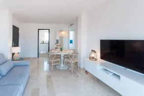 Appartement confortable de style méditerranéen, à quelques mètres de la plage. Terrasse avec vue sur la mer. - .Location réservée familles - Image 3