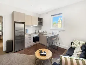Serviced North Sydney Apt | Walk to Metro - Image 2