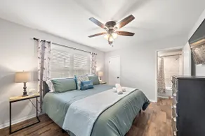 Classic Beach Retreat: Sylvan Beach|Coastal Views - Image 3