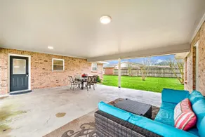 Classic Beach Retreat: Sylvan Beach|Coastal Views - Image 2