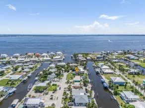 3/2 Heated Pool, Waterfront w/ Boat Lift! - Image 4