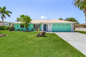 3/2 Heated Pool, Waterfront w/ Boat Lift! - Image 2