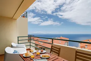 Garajau II, con ampio balcone e vista mare. - Image 4