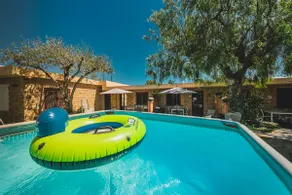 One-room apartment with pool near the sea - Image 2