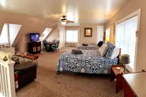 Affordable & Cozy 4-Guest Loft, Walk Everywhere - Image 3
