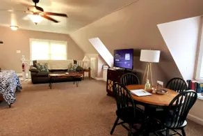 Affordable & Cozy 4-Guest Loft, Walk Everywhere - Image 5