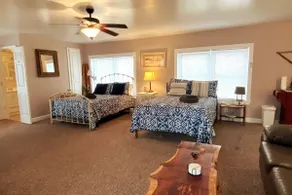 Affordable & Cozy 4-Guest Loft, Walk Everywhere - Image 4