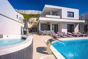 Villa Nano, 4 bedrooms, jacuzzi, heated pool, sea views, pebble beach 850m - Image 3