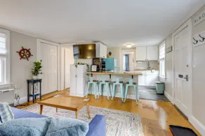 1 Mi to Ferry: 'Sea Street Cottage' in Hyannis - Image 2