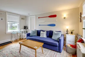 1 Mi to Ferry: 'Sea Street Cottage' in Hyannis - Image 4