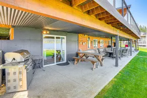 NEU! Aktualisiertes Lakefront Home mit Deck auf Long Lake! - Image 2