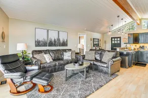 NEU! Aktualisiertes Lakefront Home mit Deck auf Long Lake! - Image 3