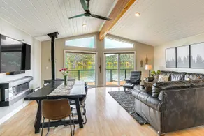 NEU! Aktualisiertes Lakefront Home mit Deck auf Long Lake! - Image 4