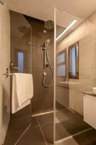 Luxury & Modern 2BD Apt - Image 3