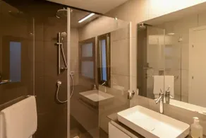 Luxury & Modern 2BD Apt - Image 5