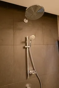 Luxury & Modern 2BD Apt - Image 2