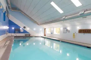 Cedar Suite på Snowater ~ 4 sovepladser, Opvarmet Pool, Sportsbaner, Sauna, Kæledyr tilladt - Image 3