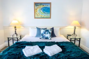 Large & Cosy |  Park Views | Close to everything! - Image 2