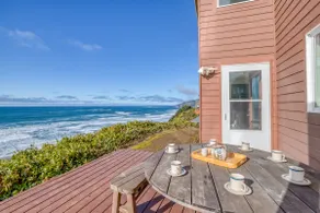 Blick auf den Yaquina Head Lighthouse, die Hot Tub und das Meer mit atemberaubenden Ansichten! - Image 2