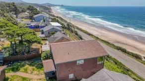 Blick auf den Yaquina Head Lighthouse, die Hot Tub und das Meer mit atemberaubenden Ansichten! - Image 4