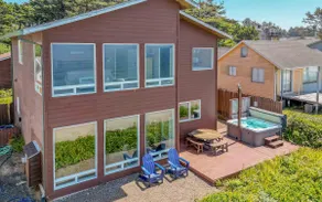 Blick auf den Yaquina Head Lighthouse, die Hot Tub und das Meer mit atemberaubenden Ansichten! - Image 3