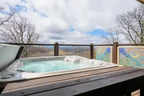 Cottage haut de gamme à Mtn, Vues énormes, Bain à remous, Billard, Animaux admis, Proche du centre-ville et à proximité d'une station de ski - Image 2