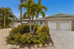 Cozy Cabana East – AMI w/ Heated Pool, Pets & Walk To The Beach - Image 2