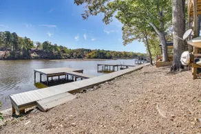 NEU! Lakefront Hot Springs Home mit 2 Schwimmdocks! - Image 2