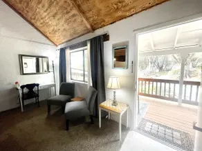 Rose Suite - Sierra Mountain Lodge - Image 2