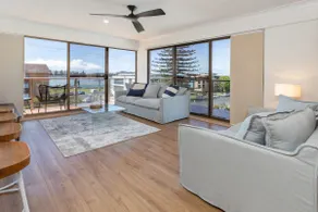 Coastal Retreat - 10 Champagne Court - Image 2