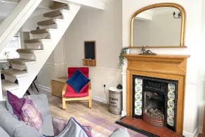 The Racecourse - Quaint Victorian Home With Free Parking - Image 2