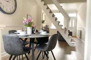 The Racecourse - Quaint Victorian Home With Free Parking - Image 3