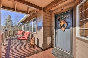 Luxe Castle Glen Home - Hot Tub, 2 dæk, Game Room - Image 3