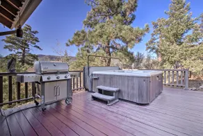 Luxe Castle Glen Home - Hot Tub, 2 dæk, Game Room - Image 2
