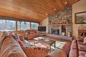 Luxe Castle Glen Home - Hot Tub, 2 dæk, Game Room - Image 4