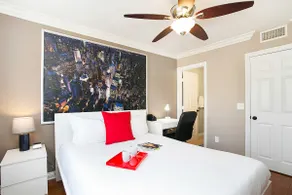 Costa Mesa/Newport - Fast WiFI - Work Stations - Free Parking - Self Check In!  (CM-1) - Image 2