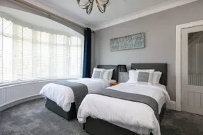 R&R at Koi House - Spacious Family Home w Parking - Image 3