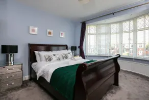 R&R at Koi House - Spacious Family Home w Parking - Image 4